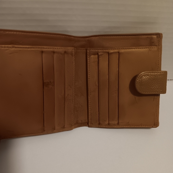 Chanel wallet used, preloved, has wear its dirty, worn and not new see photos - Picture 9 of 10